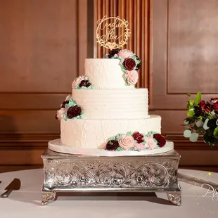 Wedding cake and toss bouquet