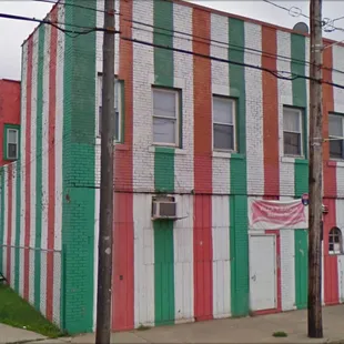 Ya can't miss it with these colors!