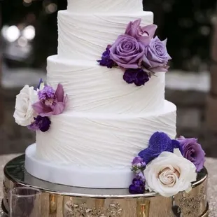 The cake we showed the baker that was supposed to be my cake. And the ugly cake we got.