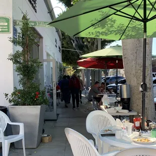 11/13/22 outdoor dining no longer on the parking spaces (now on the sidewalk)
