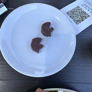 a plate of bacon and bacon pieces