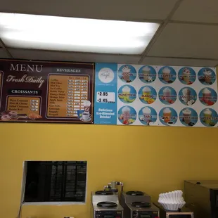 They have iced drinks/ smoothies with boba!