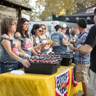 Happy volunteers. Courtesy of Rocio Garcia Photography