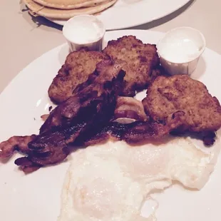 a plate of breakfast food