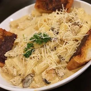 Spicy Louisiana (Rigatoni pasta with grilled chicken, mushrooms with spicy cream sauce)