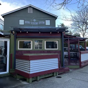 the outside of a small restaurant