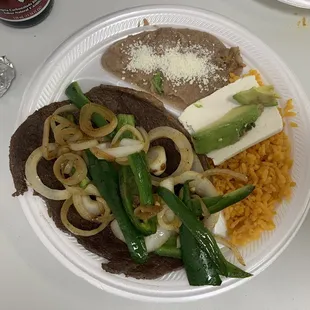 Bistek encebollado... $9.50