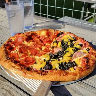 Medium Pizza (half Hawaiian and half pepperoni $21).