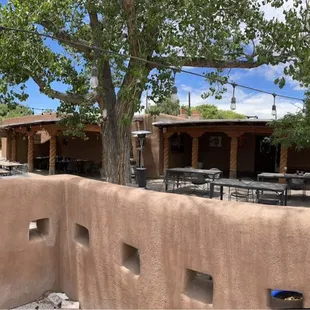 the outside of a restaurant