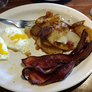 OK so I already started eating but I took a picture of a traditional breakfast. The potatoes are crispy and seasoned just right.