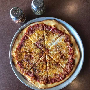 The "Luna" Pizza--traditional cheese with homemade sauce and dough