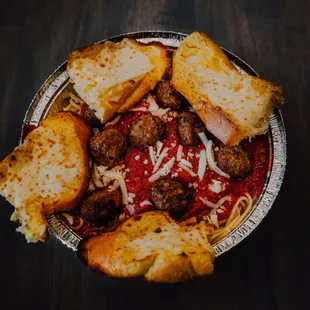 a plate of spaghetti and meatballs