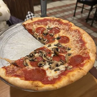 Pizza with fresh mushrooms and pepperoni