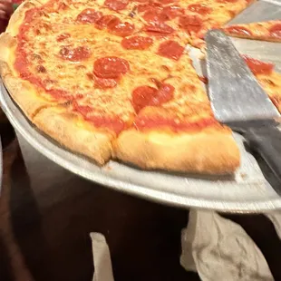 Pepperoni pizza large (3.4/5)