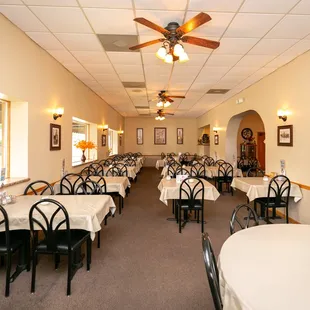 dining room with ceiling fan