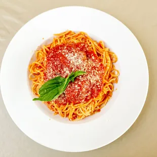 a plate of spaghetti and basil