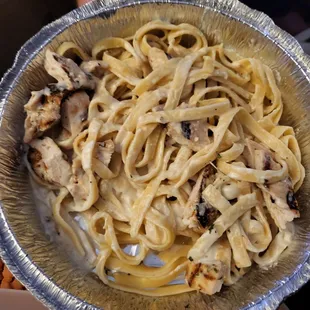 Fettuccine Alfredo with chicken $10