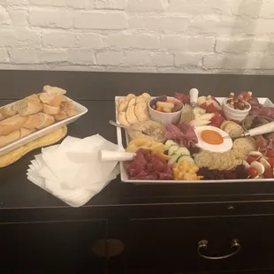 The most incredible cheese and charcuterie board (for 4 people)