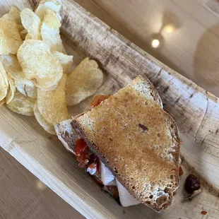 Turkey sandwich with kettle chips