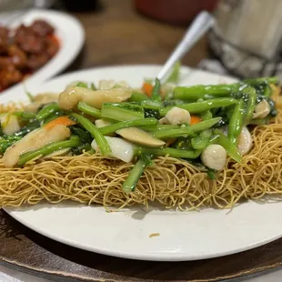 Seafood pan fried noodles