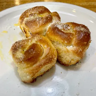 Fresh Garlic Rolls