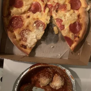 10 inch pizza and meatballs