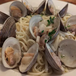 Linguine with white clam sauce
