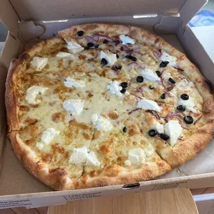 White Pizza with bald black olives and red onion