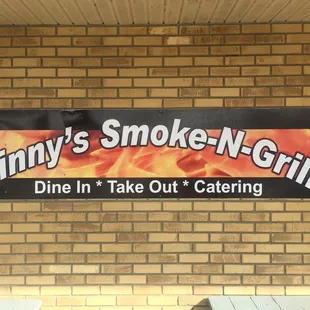 ows a sign for vinny's smoke n grill
