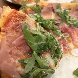 Arugula and prosciutto pizza