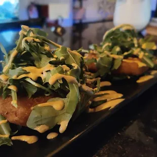 Gâteau Chesapeake [12]
Baked Crab Cakes(x2), baby arugula, Cajun remoulade.