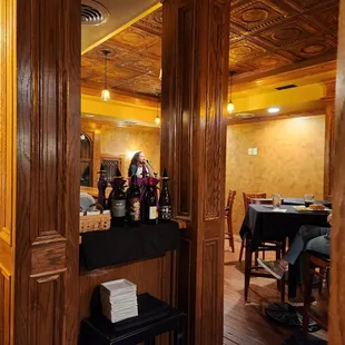 3rd floor wine bar with music