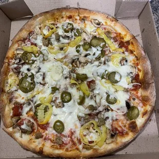 Medium deluxe, no green peppers or black olives, add banana peppers and jalapeño. Lots of cheese without an upgrade for it.