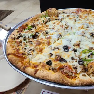 Extra-Large Supreme Pizza New York Style