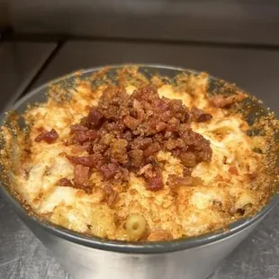 a dish of macaroni and cheese with bacon