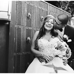Black and white portrait of bride and groom at Vintage Gardens. http://dawnkellyphotography.com/vintage-gardens-modesto-wedding-monique-migu