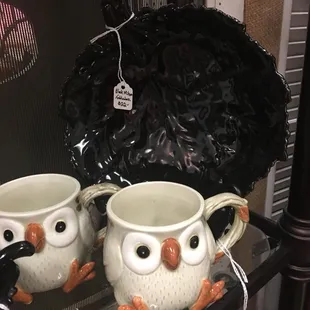 Snack dish with mugs