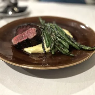 Filet mignon with potato puree and asparagus