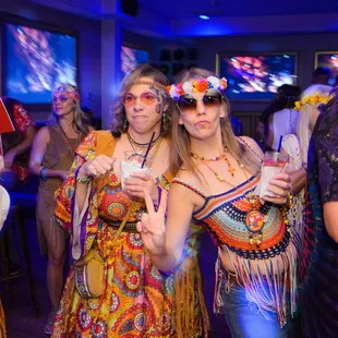 Vintage Rock Club Woodstock party - girls peace