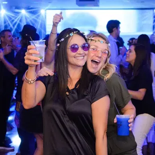 Vintage Rock Club Woodstock party - girls cheers
