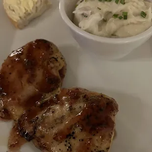 Seasoned grilled chicken breast with garlic mashed potatoes.  Homemade bread too!