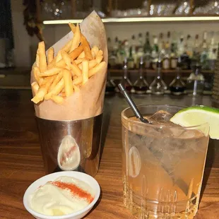 Fries with aioli, gin and tonic