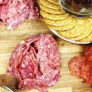 a platter of meat and crackers