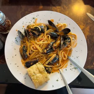 vodka pasta w fettucine &amp; mussells