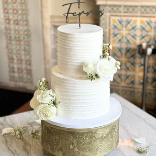 Cutting Cake just for family. Baby&apos;s breath and white rosebuds