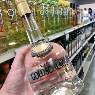 a hand holding a bottle of goldschlatt