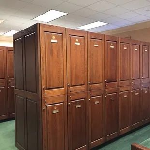 Men&apos;s locker room
