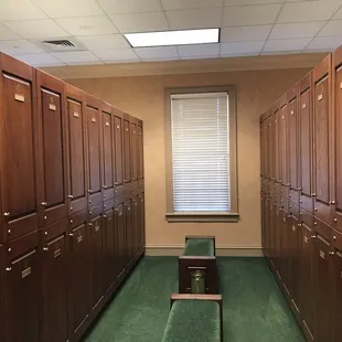 Men&apos;s locker room