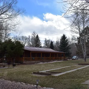 Lodge and horseshoe pits