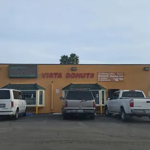 Entrance if traveling Eastbound on Riverside Dr